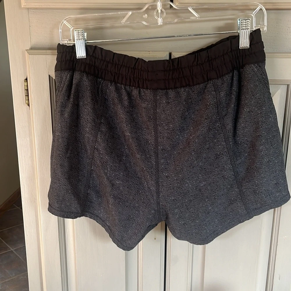 Women’s size medium Vuori shorts - Picture 5 of 5